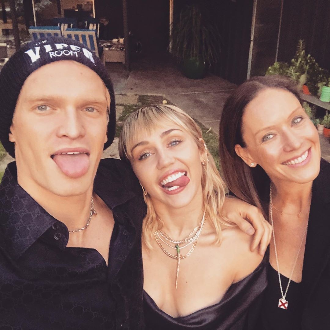 Cody Simpson, Miley Cyrus e Angie Simpson (Foto: Instagram)