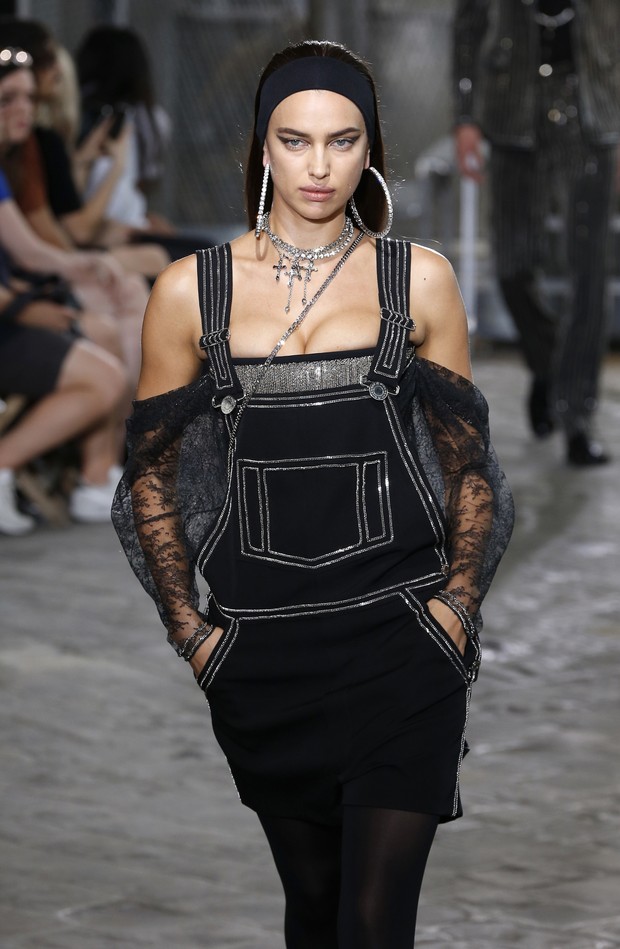 Irina Shayk no desfile masculino da grife Givenchy, em Paris (Foto: AFP)