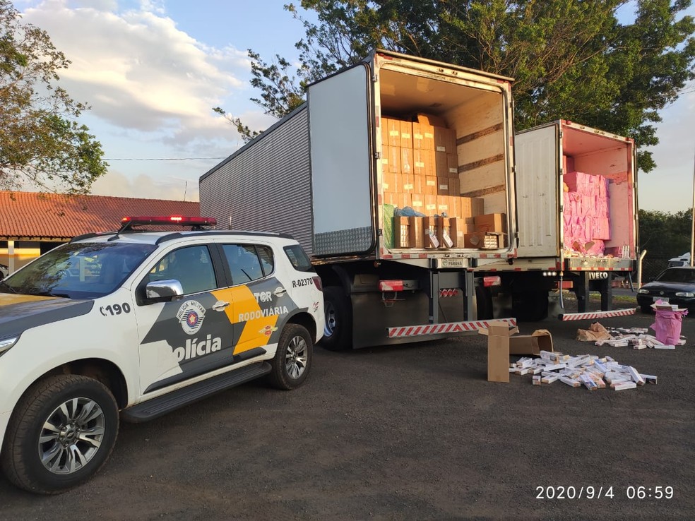 Mercadoria de origem estrangeira estava em dois veículos abordados na SP-270 em Ibirarema — Foto: Polícia Rodoviária/Divulgação