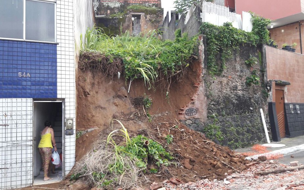 Muro desabou e barranco cedeu, na manhã desta sexta-feira, no bairro de Santo Antônio (Foto: Vanderson Nascimento/ TV Bahia)