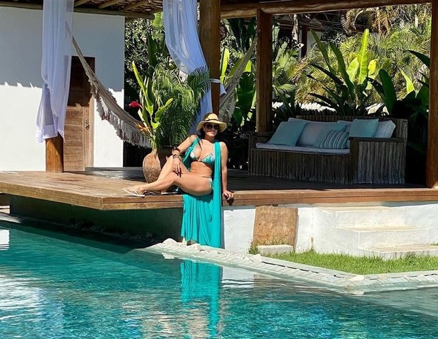 Luciele Di Camargo toma sol à beira de piscina em Trancoso (Foto: Reprodução/Instagram)