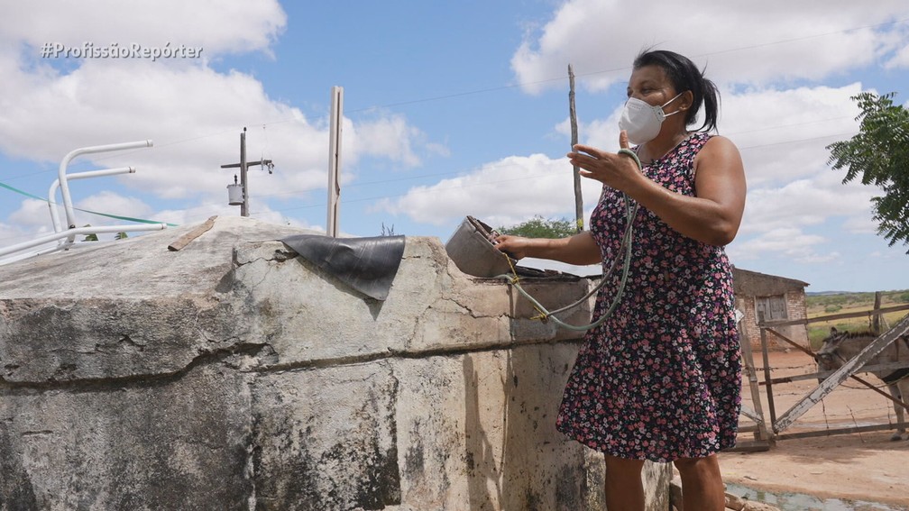 Mesmo com tanta dificuldade para o abastecimento, Antônia sonha com água potável e acessível em casa — Foto: Profissão Repórter