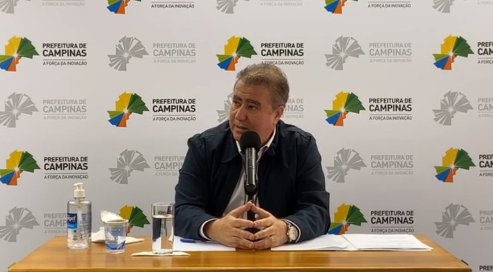 Prefeito Jonas Donizette fez uma transmiss&atilde;o ao vivo nesta segunda &mdash; Foto: Reprodu&ccedil;&atilde;o/EPTV