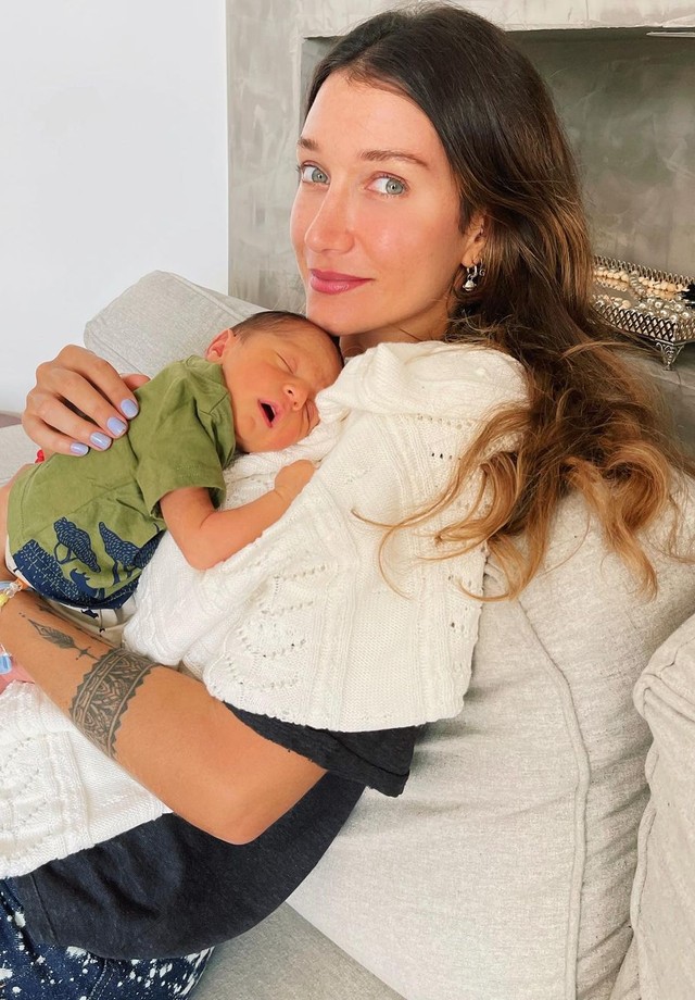 Gabriela Pugliesi posta primeira foto com o sobrinho recém-nascido (Foto: Reprodução/Instagram)