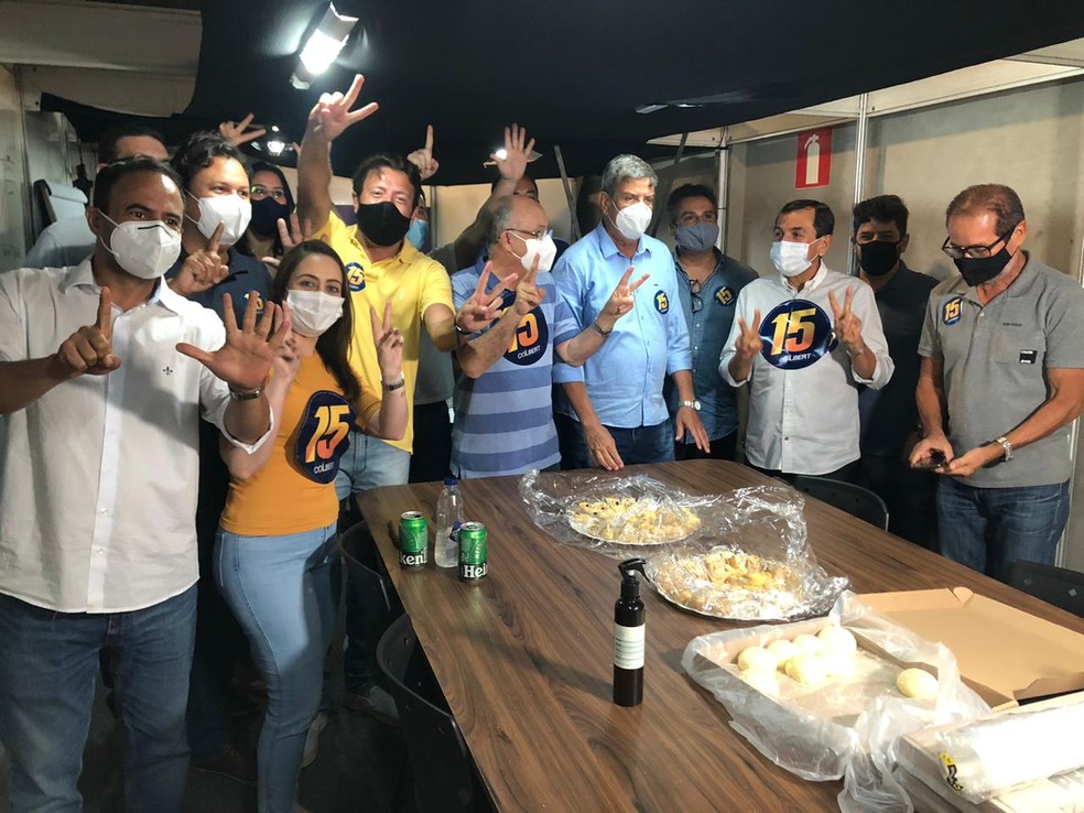 Prefeito reeleito em Feira de Santana, na BA, comemora vitória — Foto: Adilson Muritiba/TV Subaé