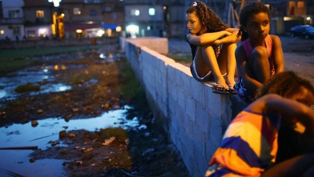 BBC - A proliferação do mosquito da dengue está relacionada a má condições de saneamento, que levam ao acúmulo de água por exemplo — precariedade encontrada em várias partes da América Latina, como no Brasil (Foto: Getty Images via BBC)