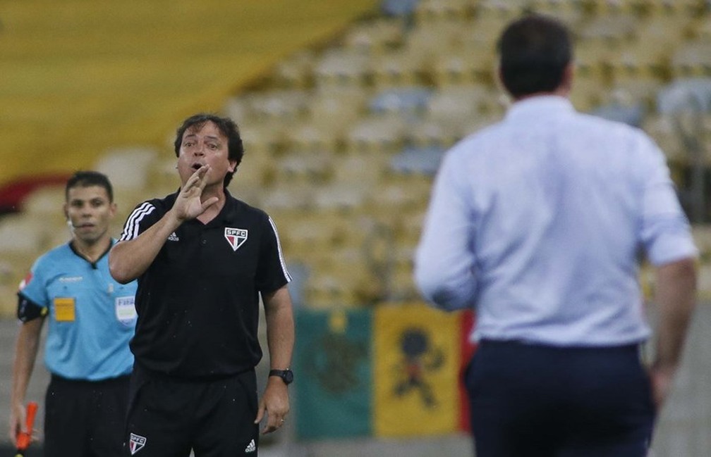 Fernando Diniz no comando do São Paulo contra o Flamengo de Rogério Ceni no Maracanã — Foto: Miguel Schincariol / saopaulofc.net