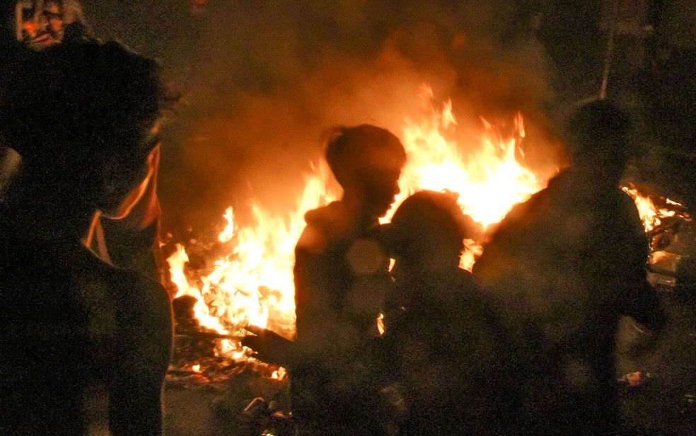 Manifestantes queimam barracos durante protestos em Jacarta — Foto: Dany Krisnadhi / AFP Photo