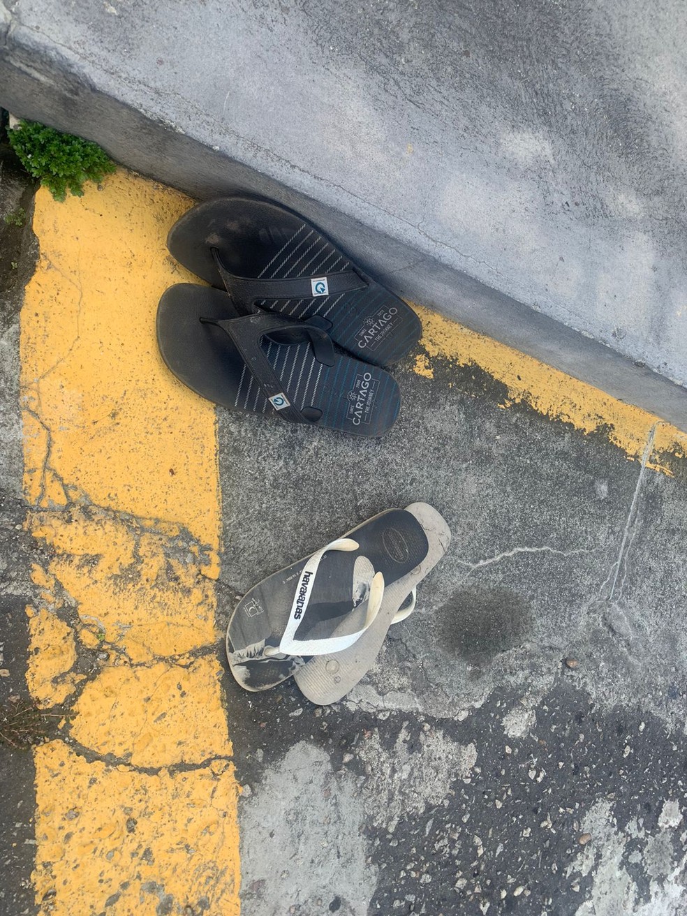 Sandálias encontradas no local do crime. Segundo a polícia, a par preto pertence à vítima. — Foto: Gustavo Brendo/Inter TV Cabugi