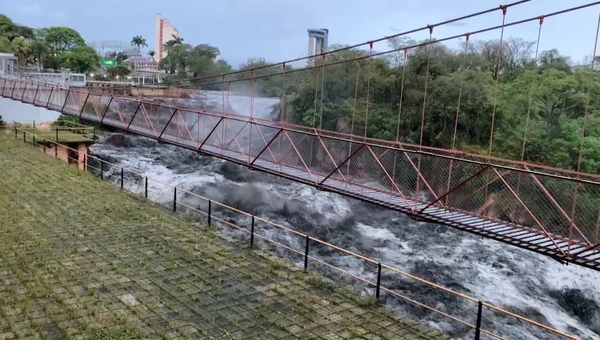 Rio Tietê em Salto tem água escura após chuva e abertura de comportas de barragem 