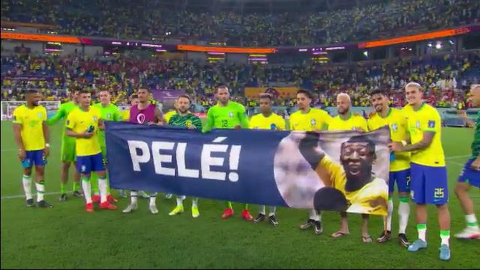Jogadores trazem faixa para Pelé — Foto: Reprodução