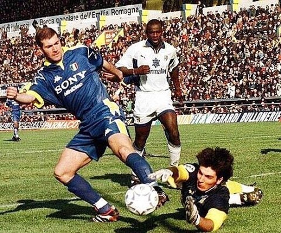 Zidane, em ação pela Juventus, e Buffon e Thuram, pelo Parma: ida do francês para o Real Madrid em 2001 deu à Juve a chance de contratar goleiro e zagueiro — Foto: Reprodução / Instagram