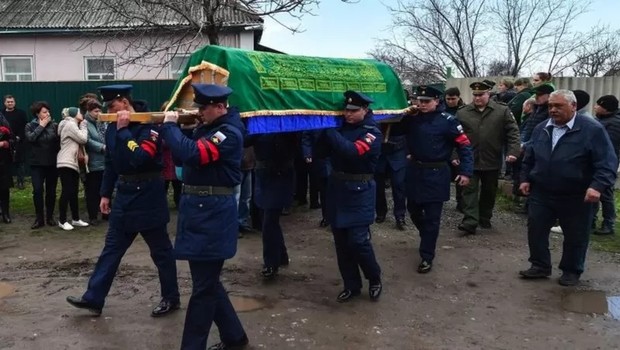 Guardas de honra participam de funeral de um soldado do Exército russo (Foto: Getty Images via BBC)