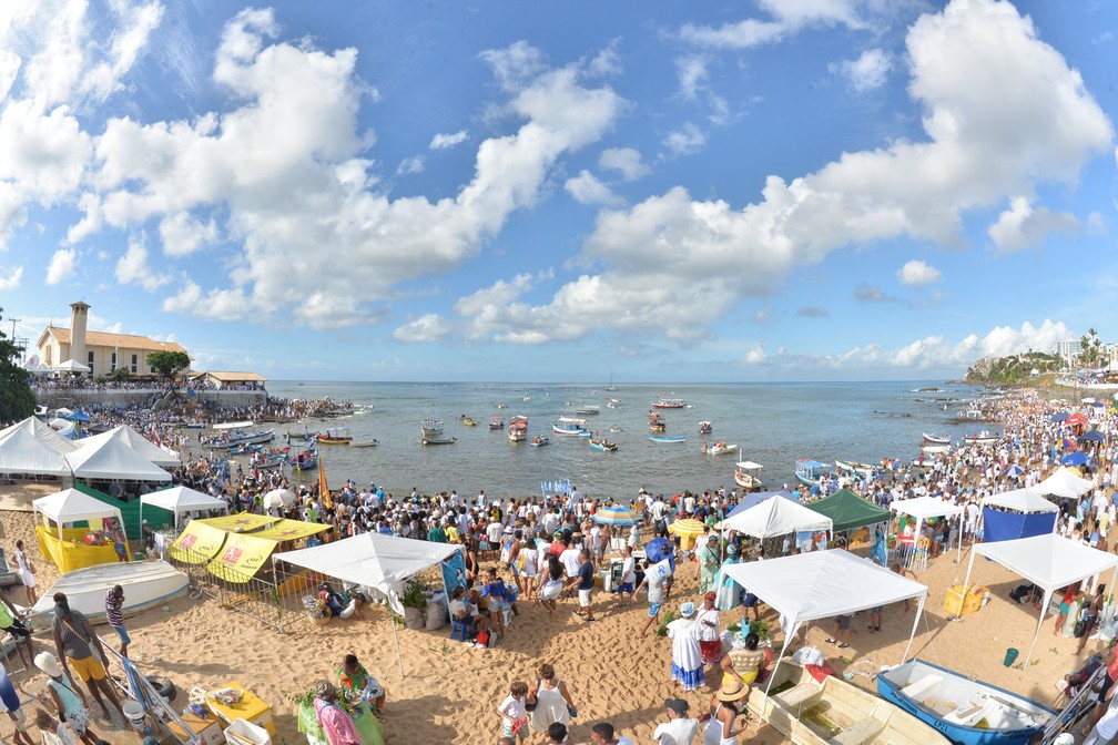 Festa de Iemanjá em Salvador, neste domingo (2) — Foto: Max Haack/Ag Haack