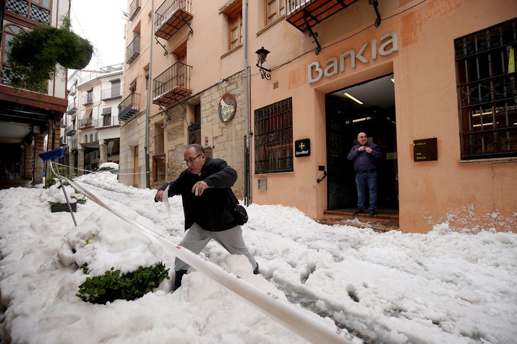 Homem anda pela neve que caiu na cidade de Morella, na Espanha, durante a passagem da tempestade Gloria nesta quarta-feira (22) — Foto: Juan Medina/Reuters