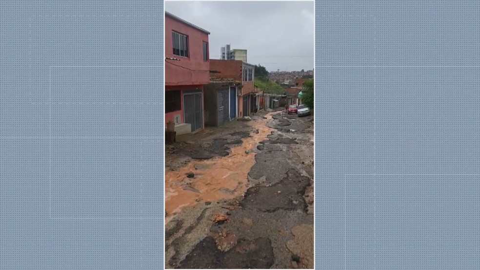 Rua da Mina se transforma em rio em dias de chuva na Zona Leste de SP — Foto: Reprodução TV Globo