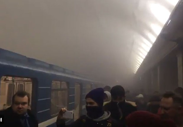 Vídeos compartilhados nas redes sociais mostram usuários do metrô após explosão em uma estação na cidade de São Petersburgo, na Rússia (Foto: Reprodução/Twitter)