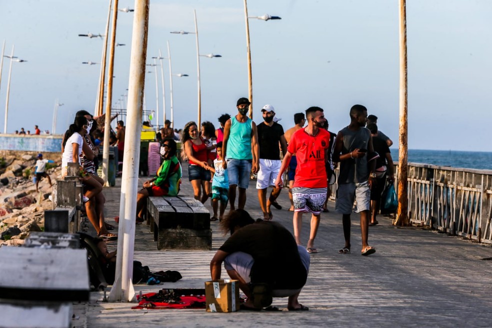 Praia de Iracema volta a registrar aglomerações neste sábado — Foto: Camila Lima