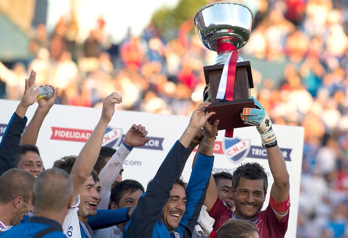 Recoba campeão uruguaio Nacional (Foto: AFP)