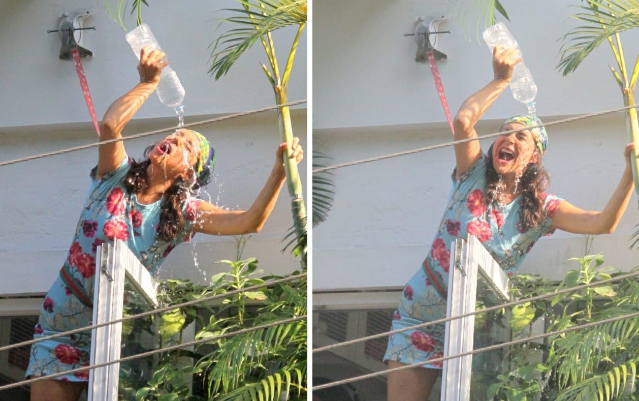 Giovanna Gold se refresca em janela de apê no Vidigal (Foto: Daniel Delmiro/AgNews)