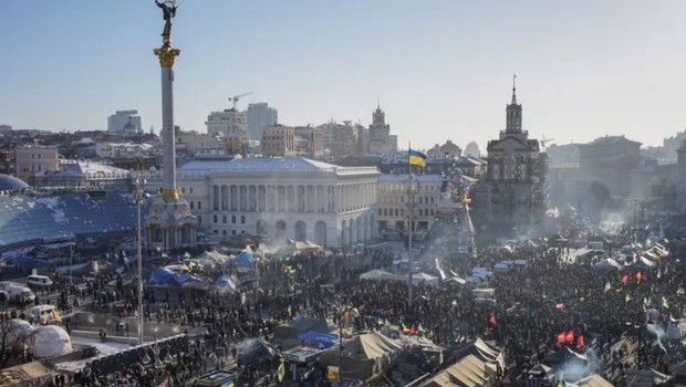 Os protestos pró-Europa de 2014 evidenciaram a divisão entre apoiadores da Rússia e aqueles em favor da União Europeia (Foto: Getty Images via BBC)