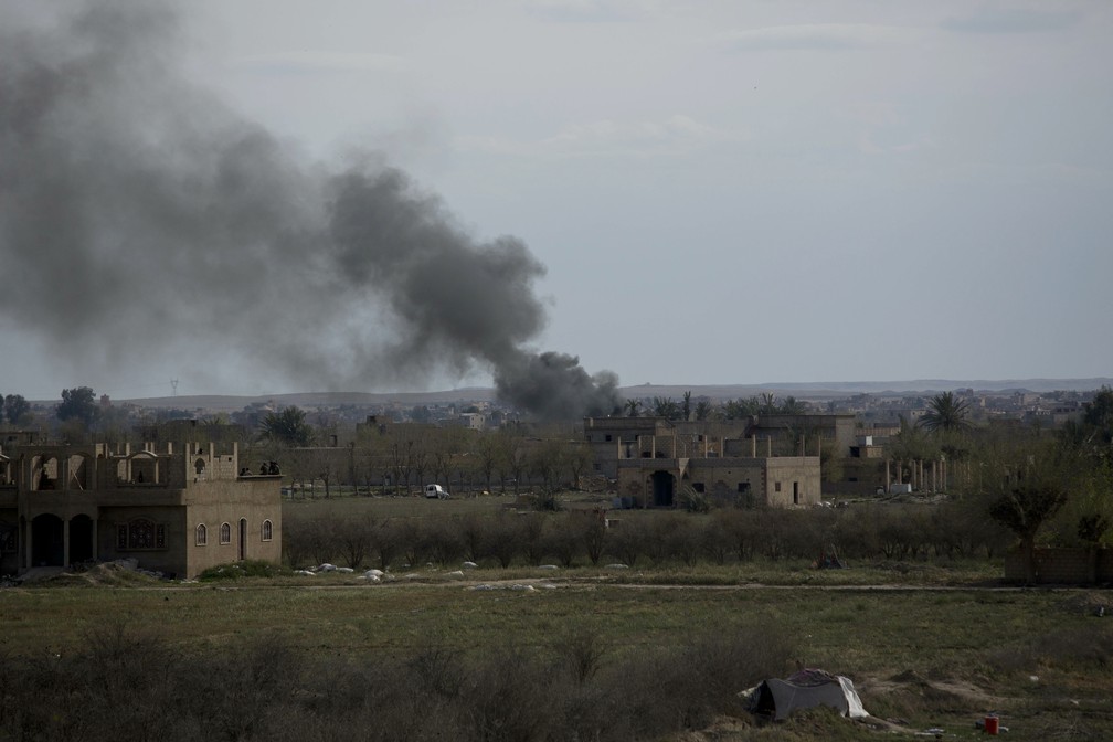 Nuvem de fumaça vista em Baghouz, na Síria, nesta sexta-feira (23). O local era o último território dominado pelo Estado Islâmico — Foto: Maya Alleruzzo/AP