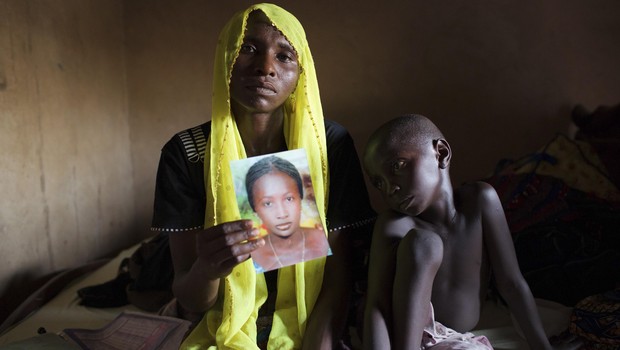 Rachel Daniel com a foto da filha Rose Daniel, sequestrada pelo Boko Haram, na casa da família em Maiduguri (Foto: Joe Penney/Reuters)