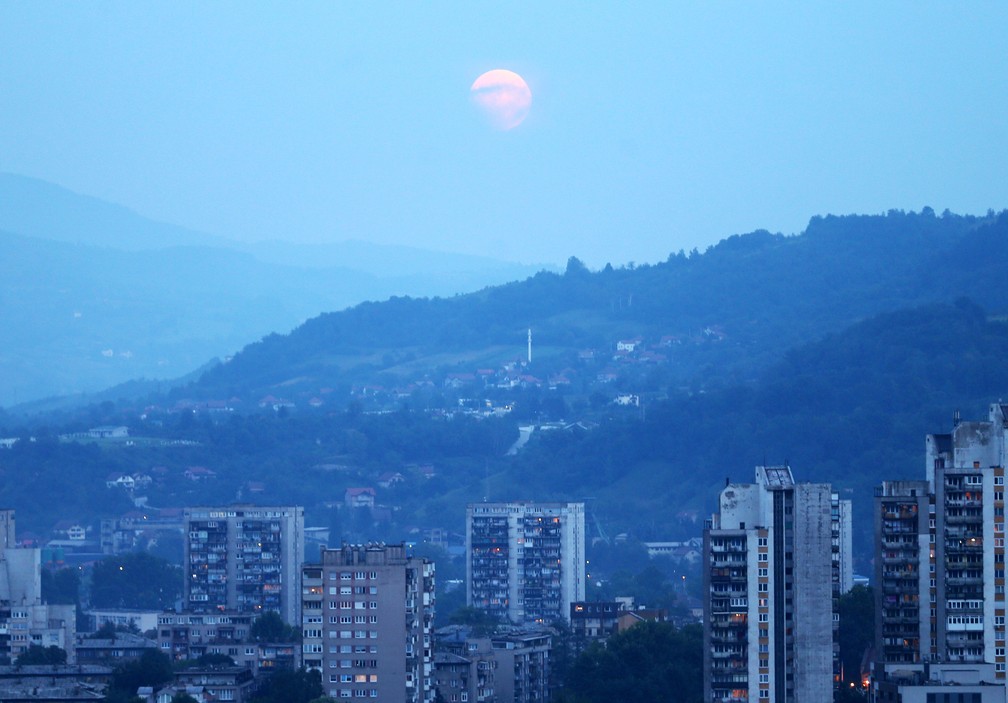 Lua de Sangue no céu de Zenica, na Bôsnia (Foto: Dado Ruvic/AFP)