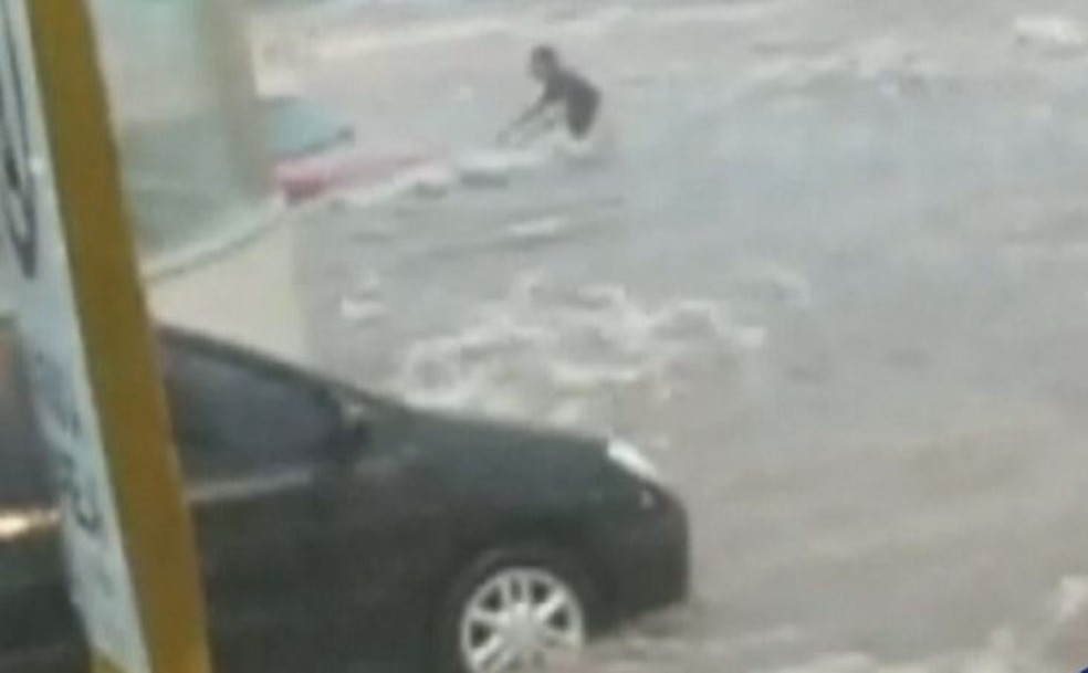 Homem de 24 anos foi arrastado em 2010 por cinco quadras na Avenida Nações Unidas em Bauru antes de morrer afogado — Foto: TV TEM/Reprodução/Arquivo