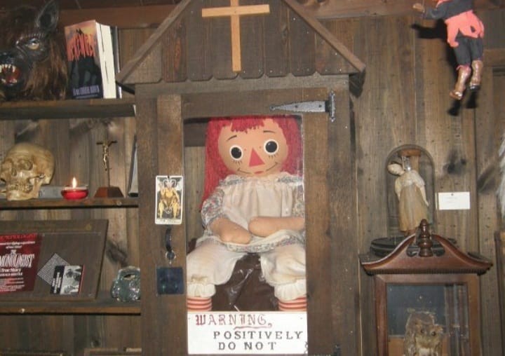 A boneca original Annabelle está exposta dentro de uma caixa de vidro e é considerado o item mais perigoso do museu (Foto: Reprodução/Warren Museum)