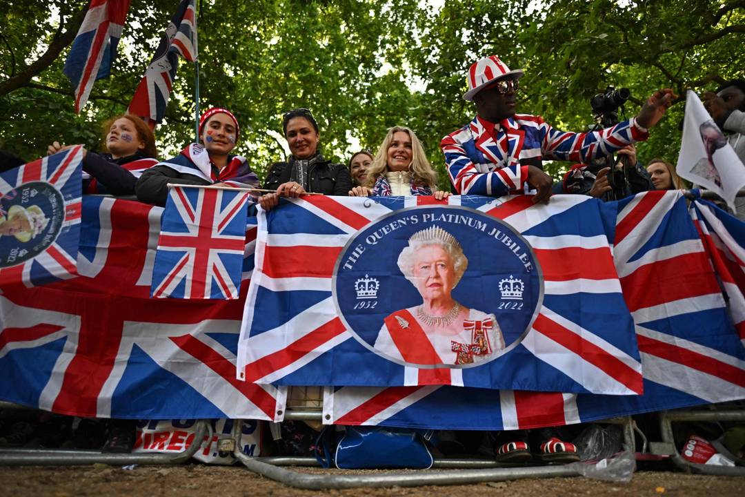 Britânicos celebram nas ruas o Jubileu de Platina da rainha Elizabeth II