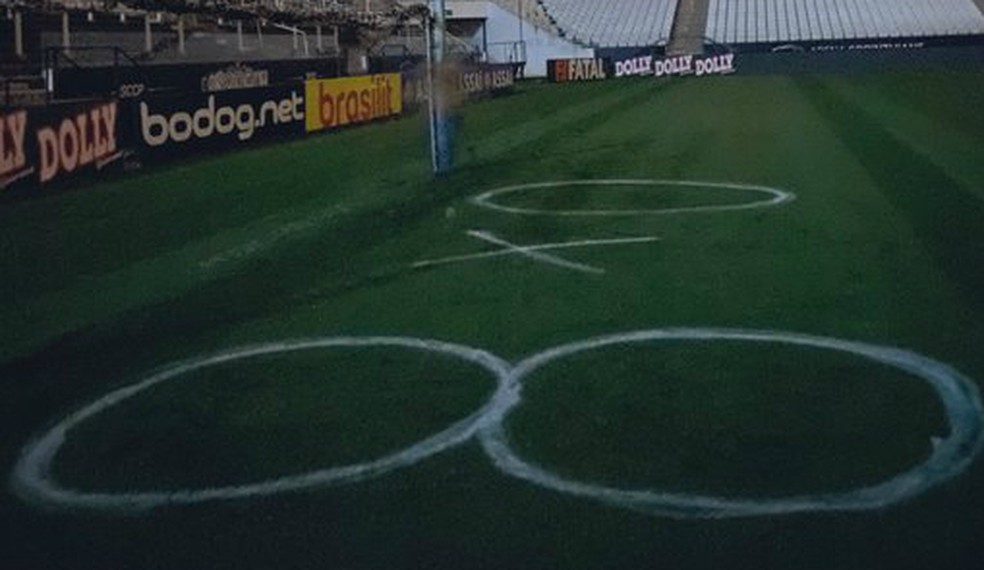 Gramado da Arena Corinthians pichado com provocação de palmeirense — Foto: Reprodução/Twitter