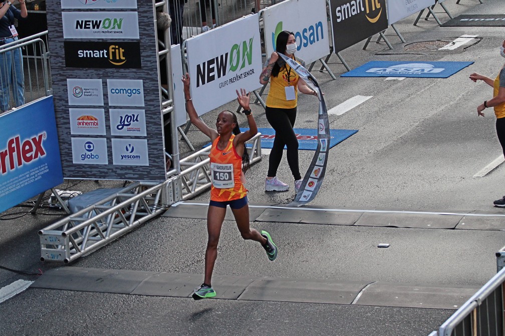  A atleta queniana Sandrafelis Chebet, de 23 anos, cruza a linha de chegada e vence a prova feminina da 96ª Corrida de São Silvestre na Avenida Paulista, em São Paulo, na manhã desta sexta- feira, 31 de dezembro de 2021. Chebet fez o percurso num tempo de 50min06s. O evento teve que ser cancelada em 2020 por conta da pandemia de covid-19. — Foto: PETER LEONE/O FOTOGRÁFICO/ESTADÃO CONTEÚDO