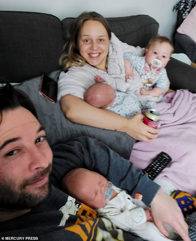 Emma Geairns ao lado do marido Jamie, 32, e de seus três filhos: Harlow e os gêmeos Noah e Arthur (Foto: Reprodução/Daily Mail)