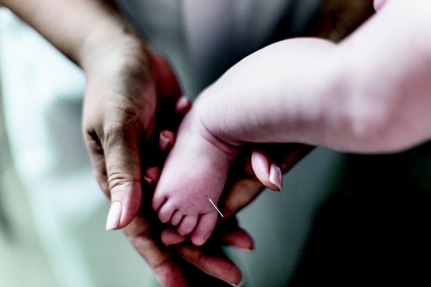 A bebê Mariah Jerolamo, de apenas 5 meses, que também está na foto anterior, já faz acupuntura com a pediatra Márcia Yamamura (Foto: Claus Lehmann / Editora Globo)