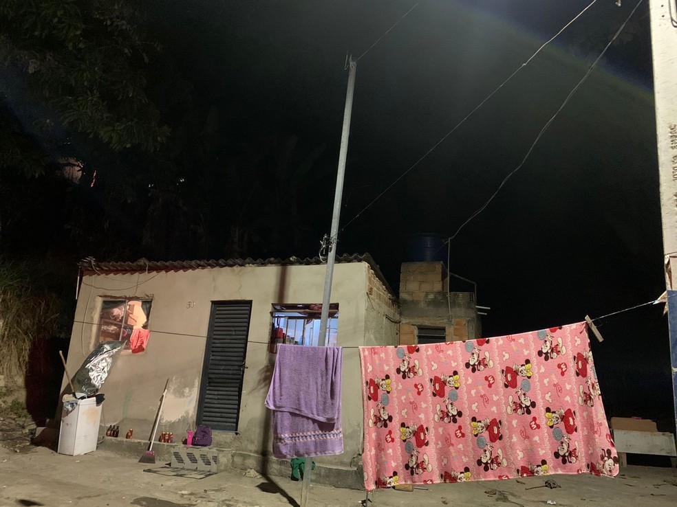 Chamas colocaram em risco 36 famílias que moram na comunidade — Foto: Gabriel Senna/TV Globo