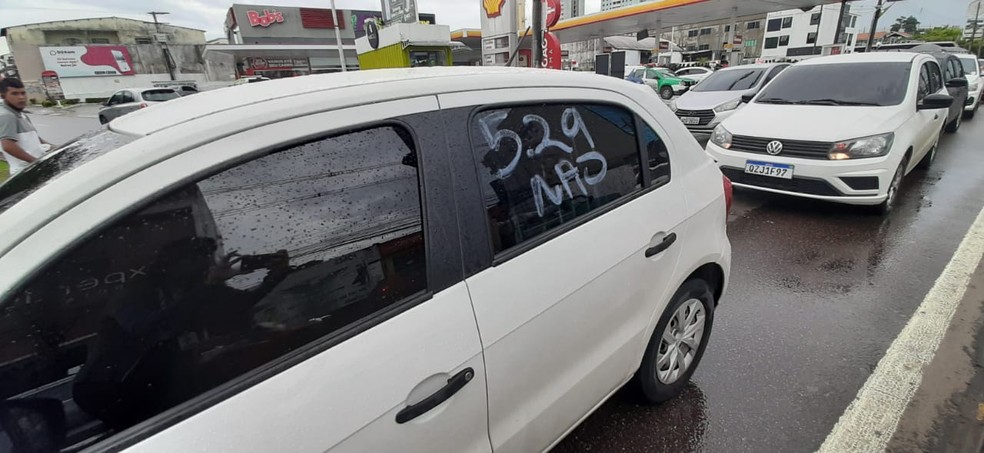 Motoristas reclamam de alto preço da gasolina. — Foto: Rebeca Beatriz/G1 AM