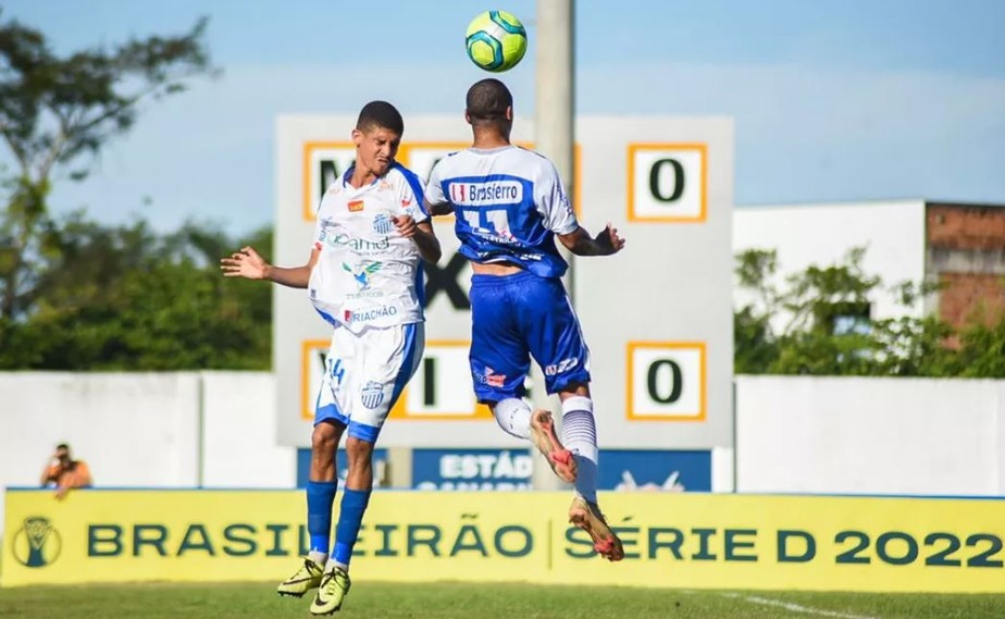 Jogadores do São Raimundo (RR) e São Raimundo (AM) disputam a bola