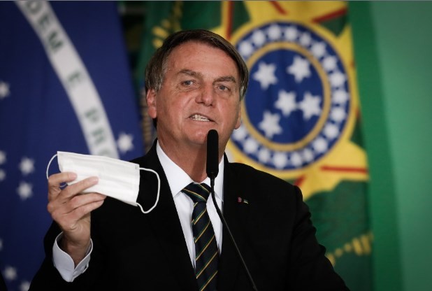 Bolsonaro humilha o ministro, mente e tenta apagar “um símbolo” contra ele, na fala antimáscara