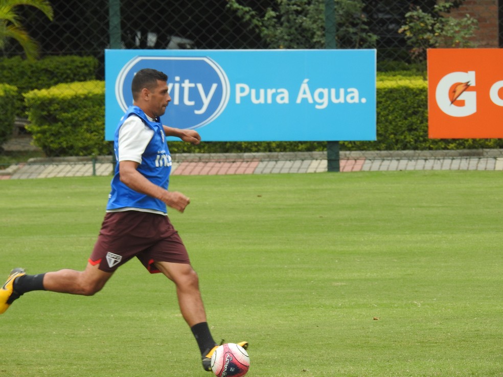 Diego Souza se destacou no treino de faltas do São Paulo (Foto: Marcelo Hazan)