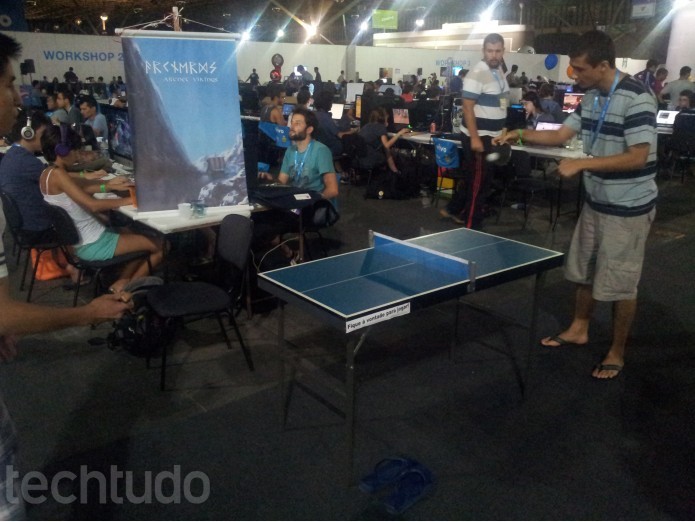 Campuseiros disputam partidas de ping-pong a noite (Foto: TechTudo/Paulo Vasconcellos)