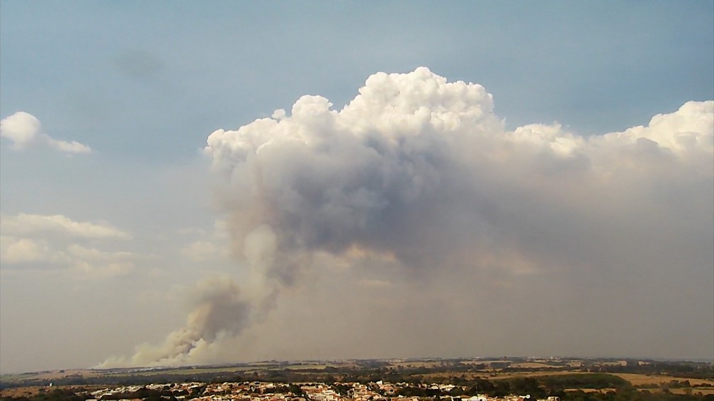 Incêndio em vegetação atingiu 400 mil metros quadrados e formou nuvem gigante de fumaça em Junqueirópolis — Foto: TV Fronteira