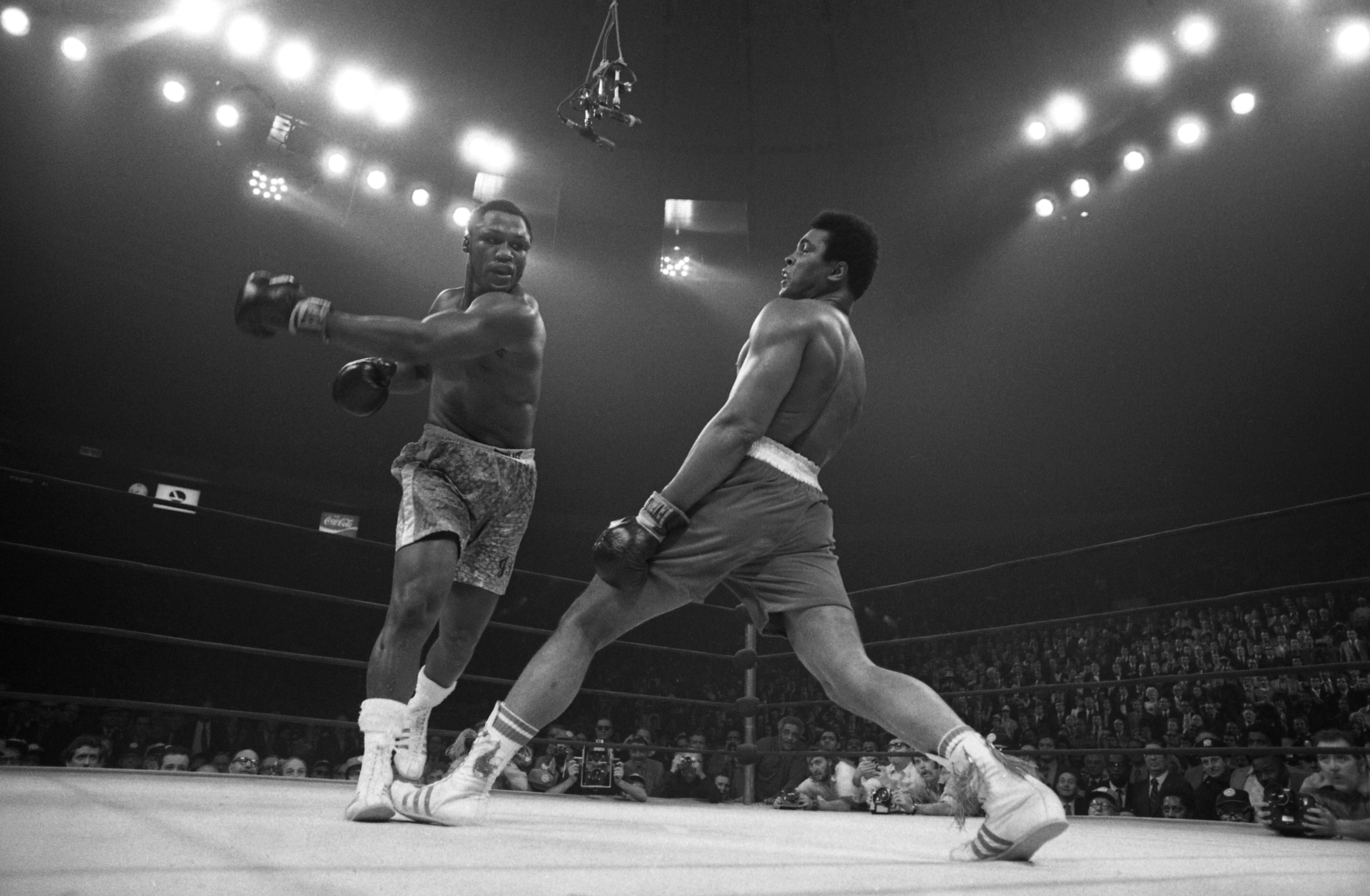 Muhammad Ali se esquiando de golpe de Joe Frazier, em 8 de março de 1971, em Nova Iorque (Foto: Getty Images)