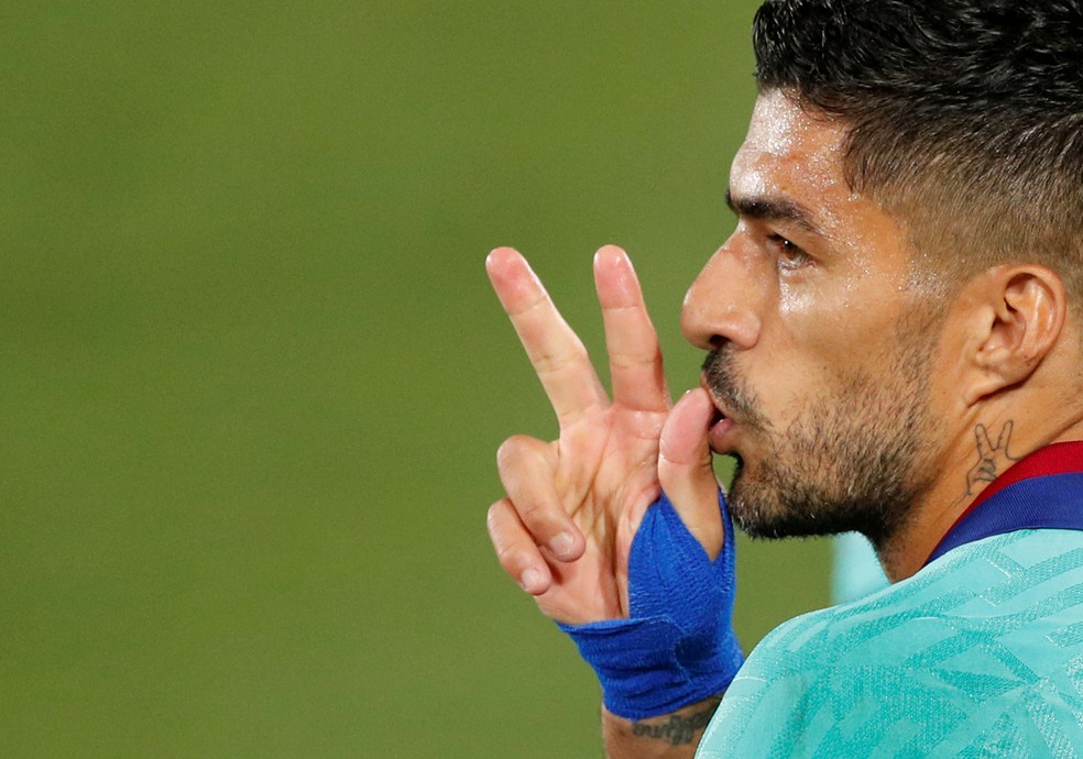Suárez deve deixar o Barcelona, de acordo com informações de rádio catalã — Foto: Albert Gea/Reuters