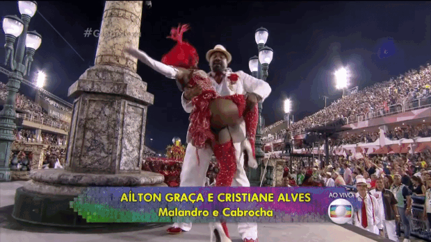 Aílton Graça beija Cristiane Alves no desfile do Salgueiro (Foto: Reprodução/TV Globo)