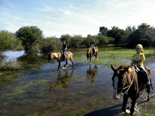 A cavalgada infantil passa por rios com pouco volume de água (Foto: Divulgação)