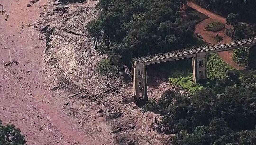 Ponte ferroviária destruída com o rompimento da barragem