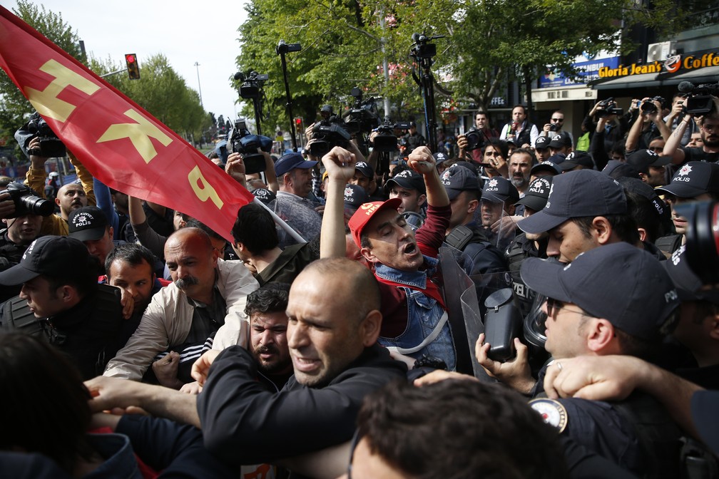 Manifestantes são presos durante protesto de 1º de maio em Istambul, na Turquia. A polícia deteve vários manifestantes que tentaram ir em direção à simbólica praça Taksim, desafiando uma proibição do governo, que alegou preocupações com segurança.  — Foto: Lefteris Pitarakis/AP