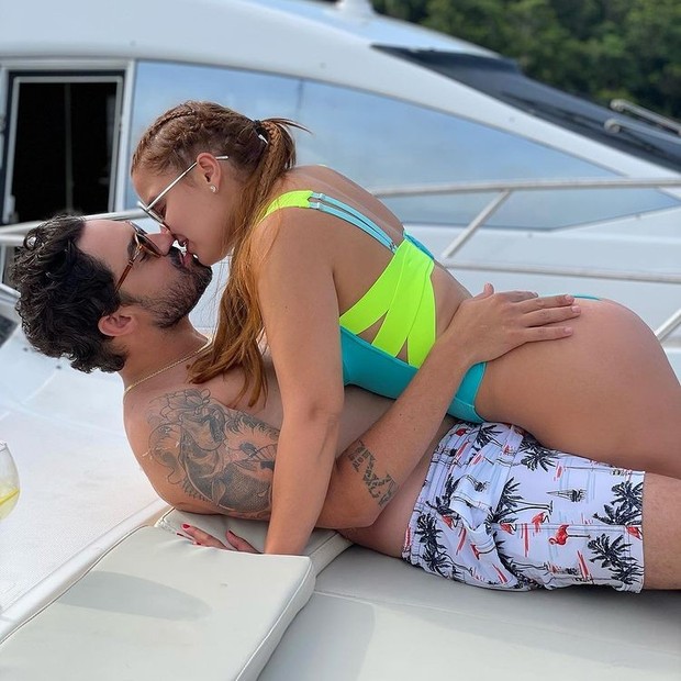 Fernando e Maiara trocam beijos apaixonados em barco (Foto: Reprodução/Instagram)