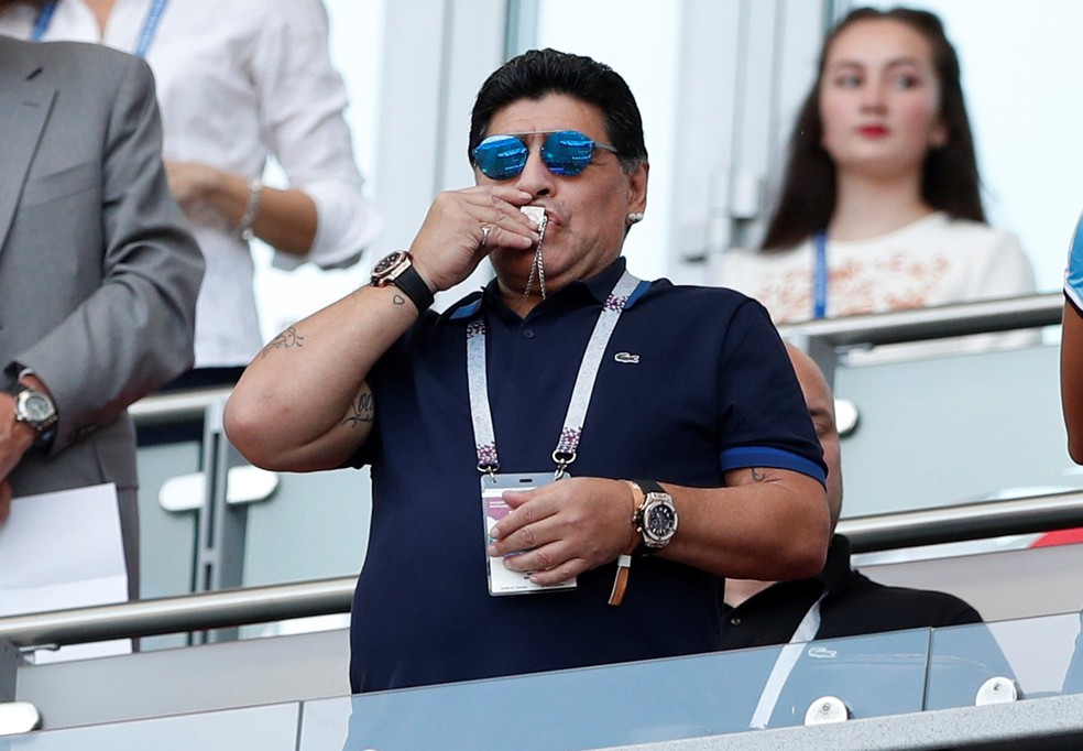 Maradona beija santinha (Foto: Reuters)